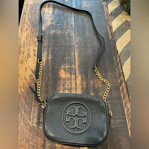 Like new authentic Tory Burch bombe crossbody handbag